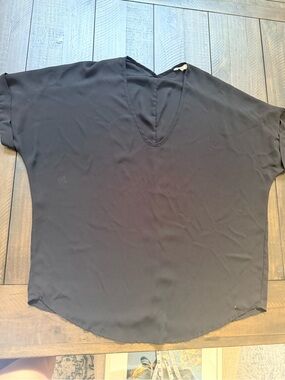 Lush Women’s Black V-Neck Short Sleeve Top